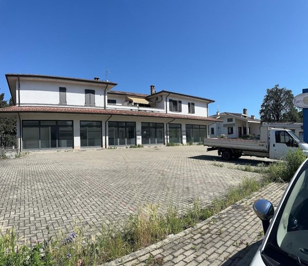 locale commerciale in vendita a Broni
