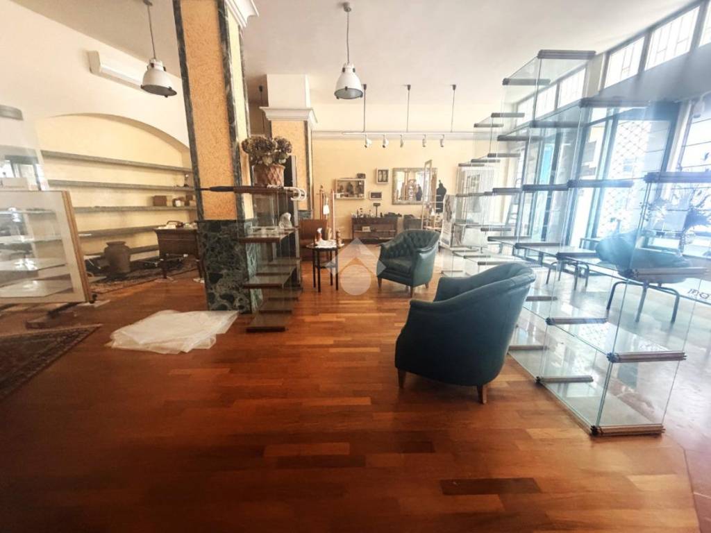 negozio in vendita a Broni