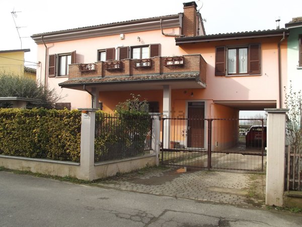 casa indipendente in vendita a Broni