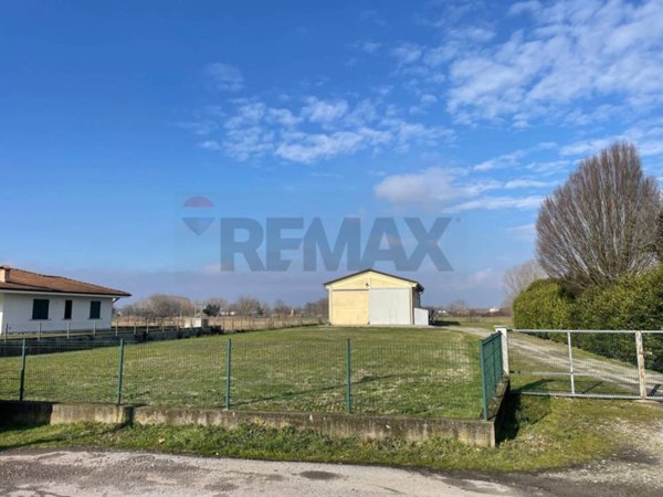 terreno edificabile a Campospinoso Albaredo in zona Albaredo Arnaboldi