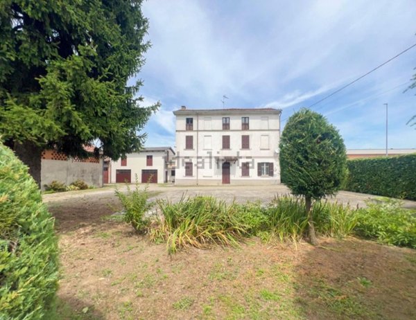 casa indipendente in vendita a Campospinoso Albaredo in zona Albaredo Arnaboldi