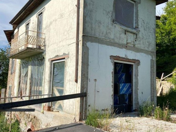 casa indipendente in vendita a Canneto Pavese in zona Colombarone