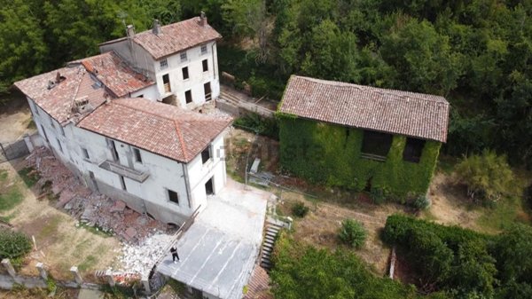 casa indipendente in vendita a Canneto Pavese in zona Colombarone