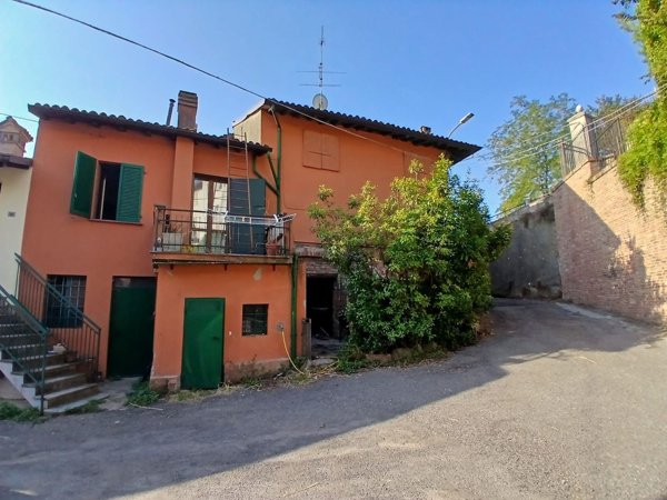 casa indipendente in vendita a Canneto Pavese in zona Montù de' Gabbi