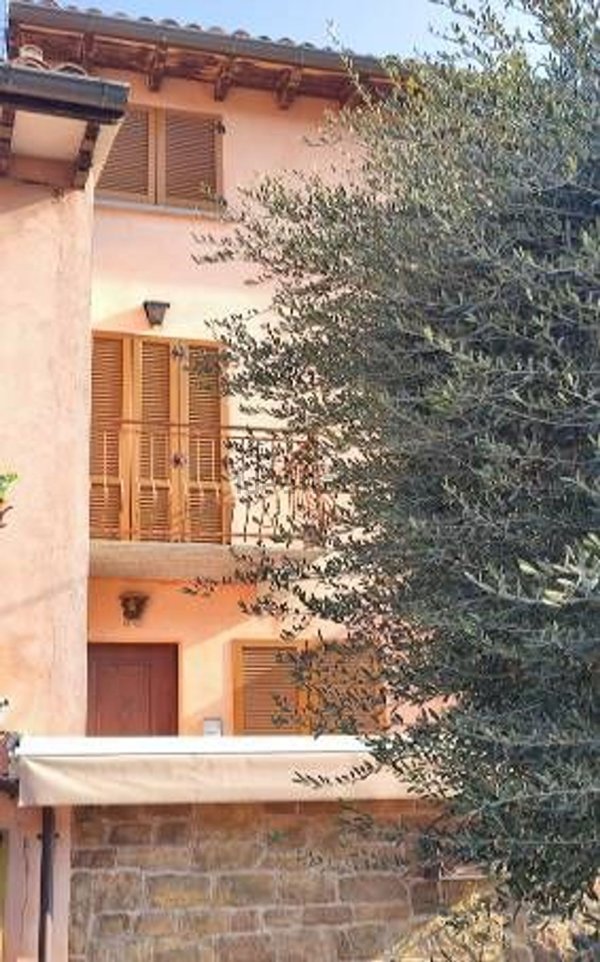 casa indipendente in vendita a Canneto Pavese in zona Colombarone