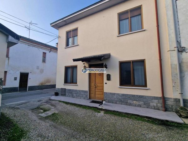 casa semindipendente in vendita a Carbonara al Ticino