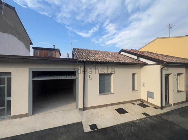 casa semindipendente in vendita a Casanova Lonati in zona Pioltina