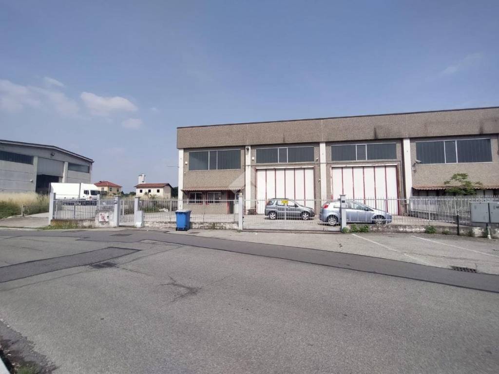 locale commerciale in vendita a La Loggia