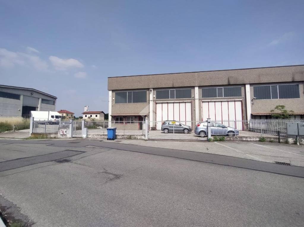 locale commerciale in vendita a La Loggia