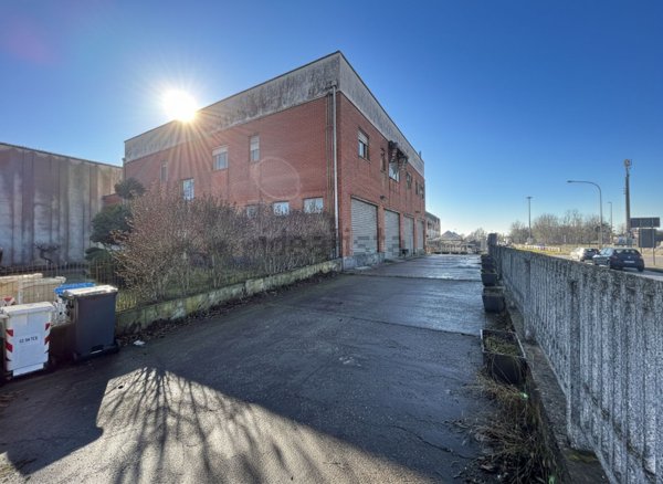 capannone in vendita a La Loggia