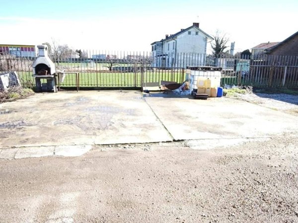 locale commerciale in vendita a La Loggia