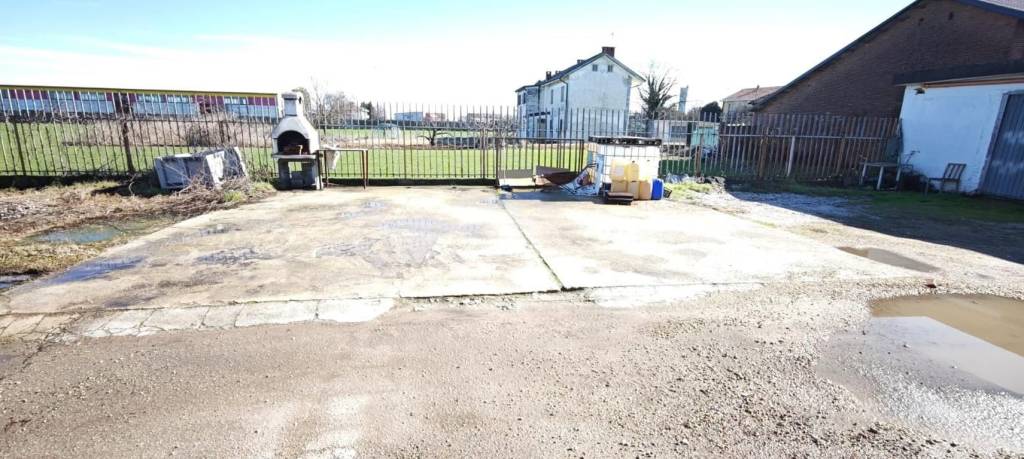 locale commerciale in vendita a La Loggia