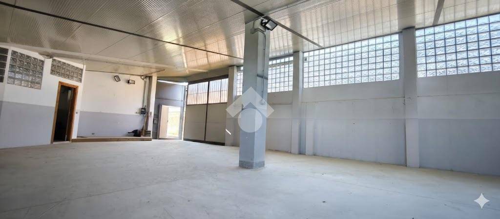 locale commerciale in vendita a La Loggia