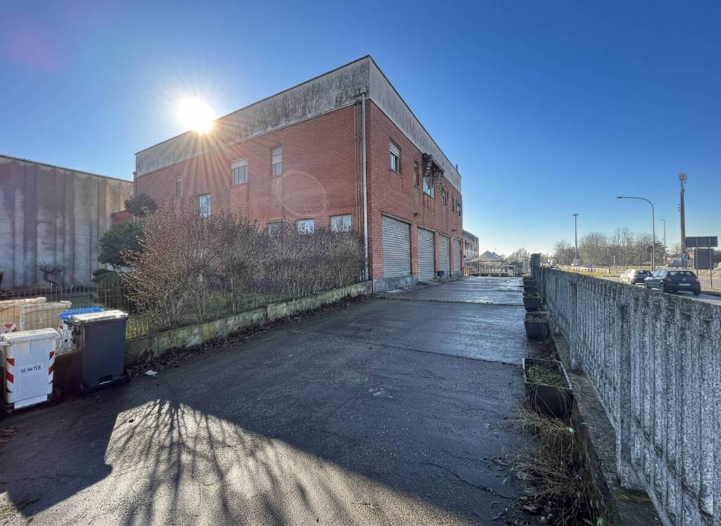 locale commerciale in vendita a La Loggia