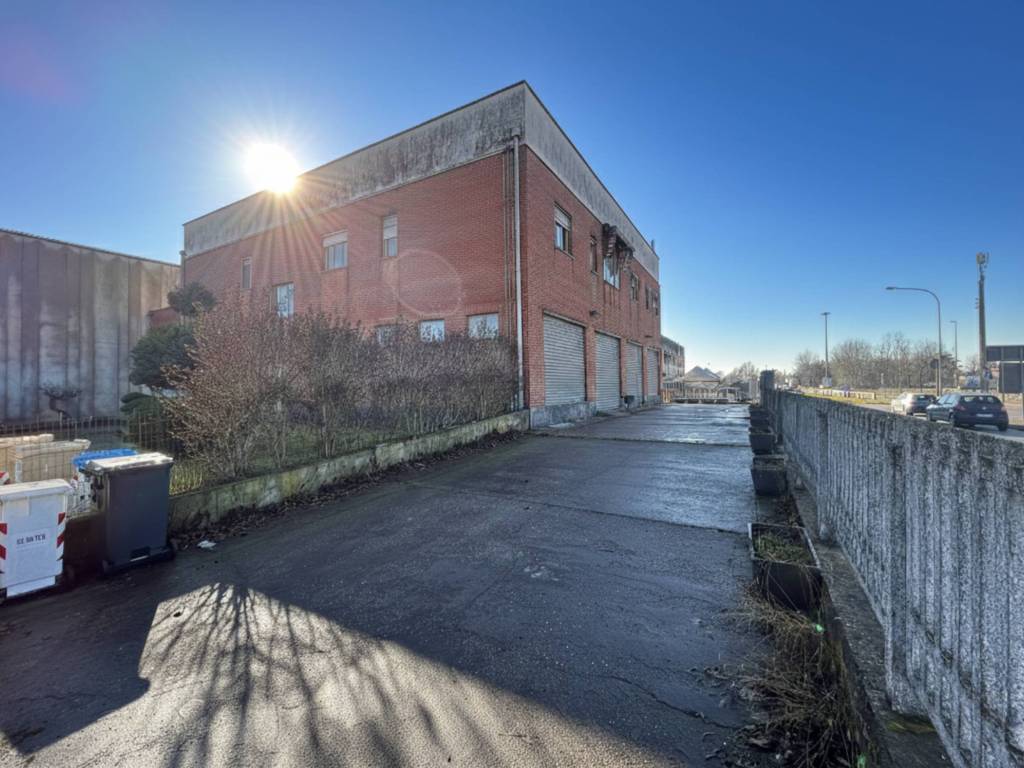 negozio in vendita a La Loggia