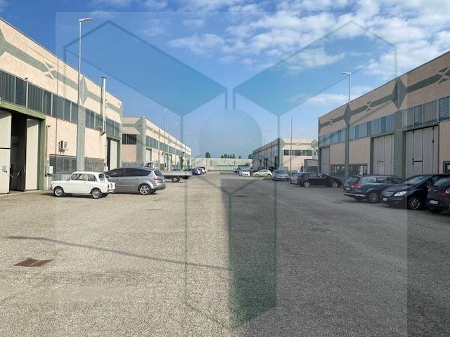 locale commerciale in vendita a Casorate Primo