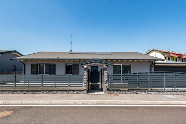 casa indipendente in vendita a Casorate Primo