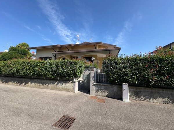 casa indipendente in vendita a Casorate Primo