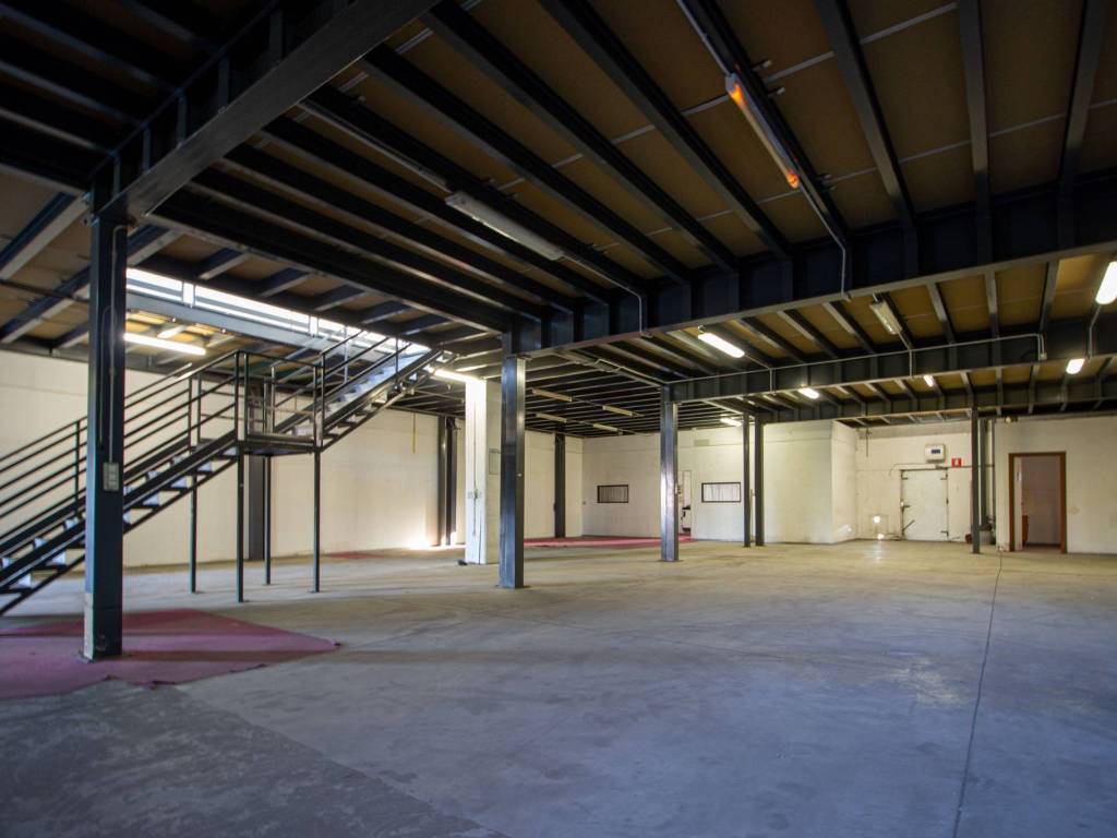 locale commerciale in vendita a Casorate Primo