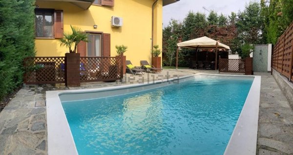 casa indipendente in vendita a Casorate Primo