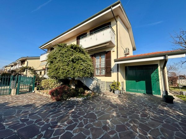 casa indipendente in vendita a Casorate Primo