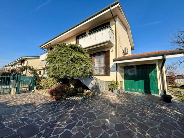 casa indipendente in vendita a Casorate Primo