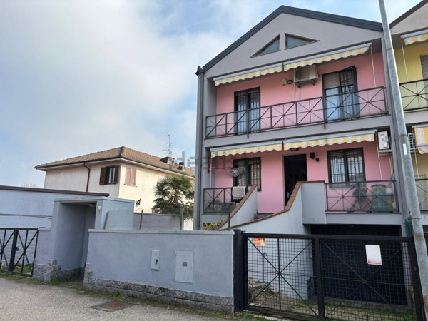casa indipendente in vendita a Casorate Primo