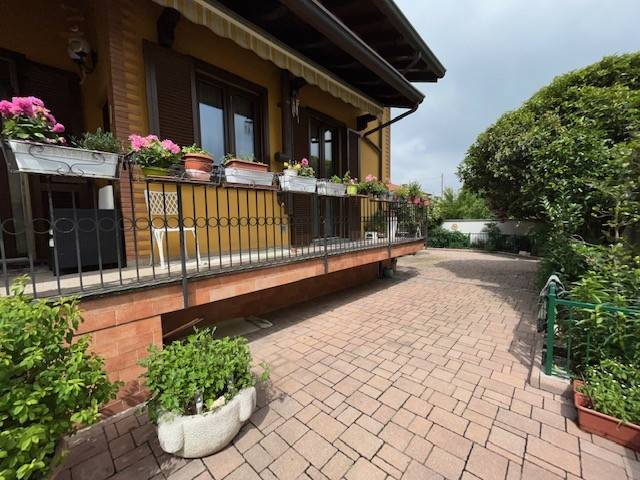 casa indipendente in vendita a Cassolnovo
