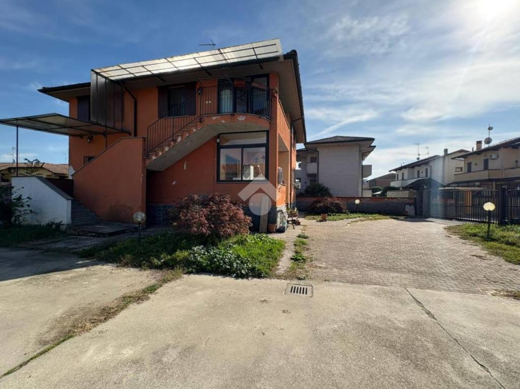 casa indipendente in vendita a Cassolnovo in zona Molino Del Conte