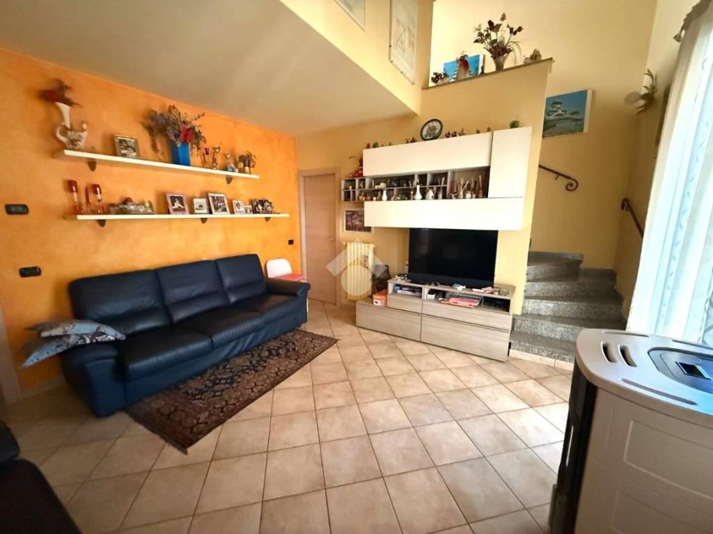 casa indipendente in vendita a Cassolnovo in zona Molino Del Conte