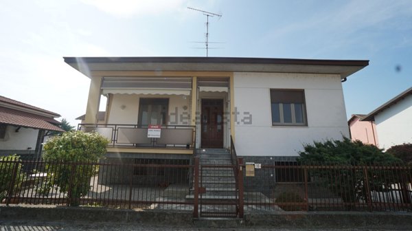 casa indipendente in vendita a Cassolnovo in zona Molino Del Conte