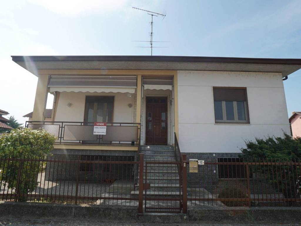casa indipendente in vendita a Cassolnovo in zona Molino Del Conte