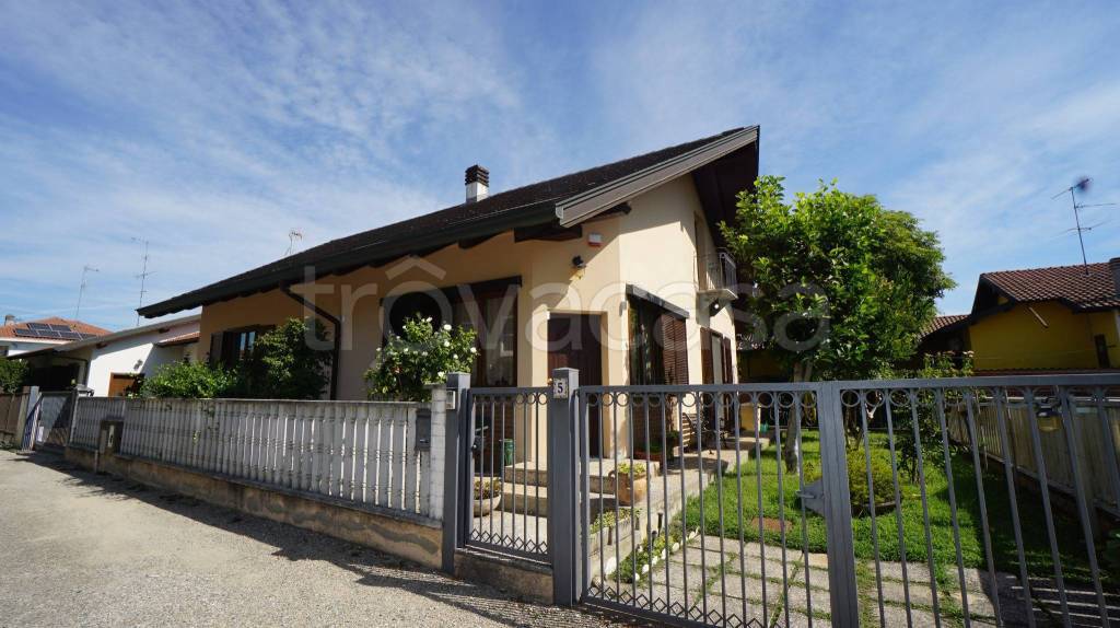 casa indipendente in vendita a Cassolnovo in zona Molino Del Conte