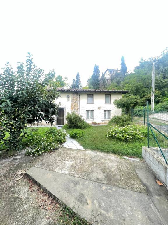 casa indipendente in vendita a Castana
