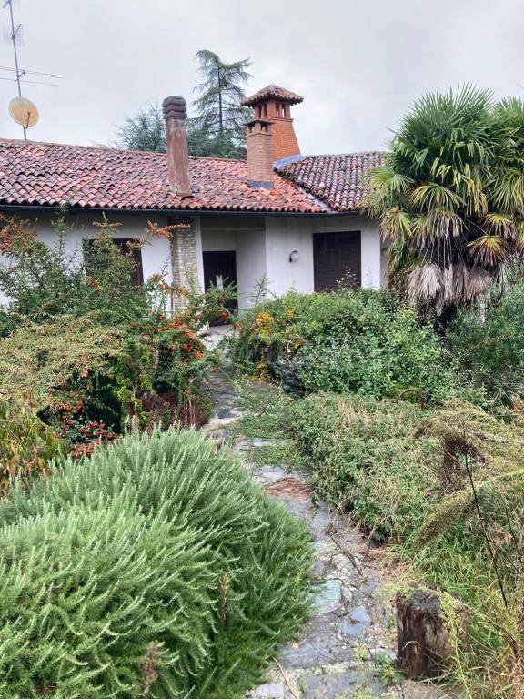 casa indipendente in vendita a Castana