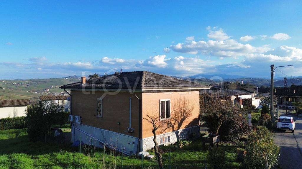 casa indipendente in vendita a Castana