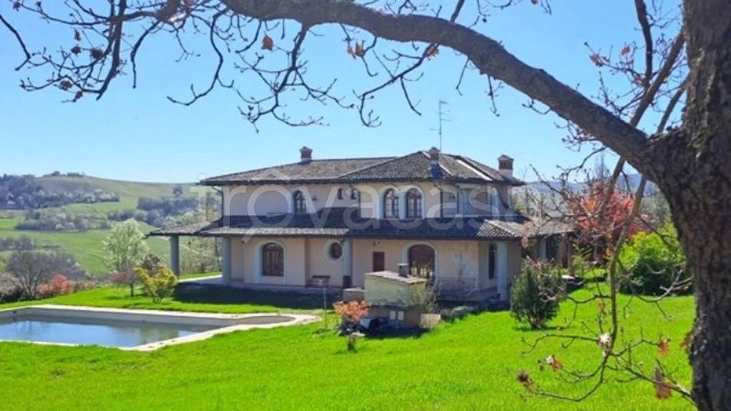 casa indipendente in vendita a Castana