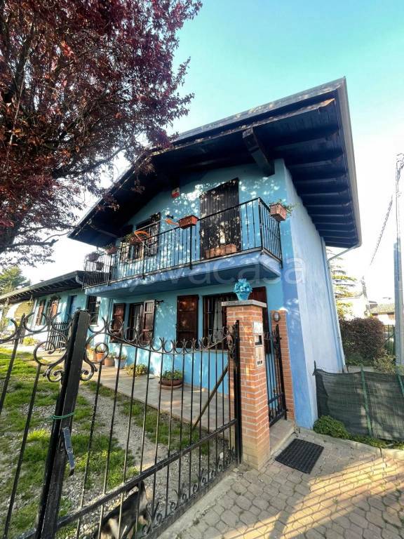 casa indipendente in vendita a Castana