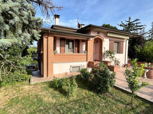casa indipendente in vendita a Castana