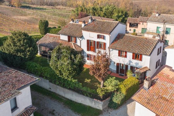 casa indipendente in vendita a Castana