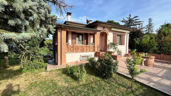 casa indipendente in vendita a Castana