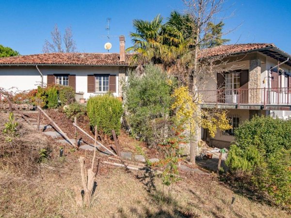 casa indipendente in vendita a Castana