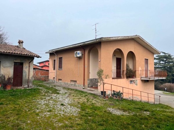 casa indipendente in vendita a Castana