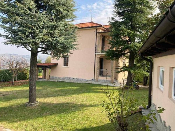 casa indipendente in vendita a Castana