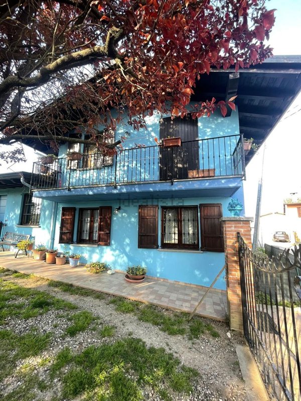 casa indipendente in vendita a Castana