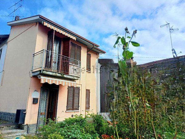 casa indipendente in vendita a Castana