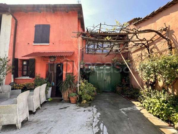 casa indipendente in vendita a Castana in zona Ca' del Moro