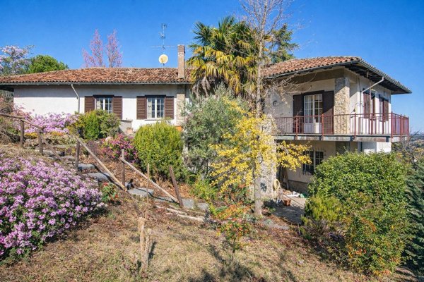 casa indipendente in vendita a Castana