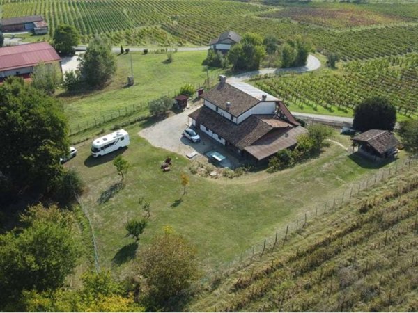 casa indipendente in vendita a Castana