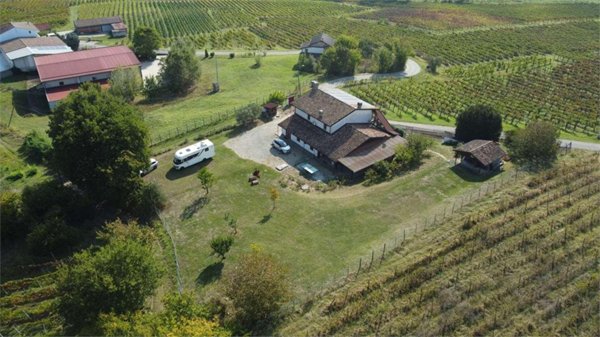 casa indipendente in vendita a Castana